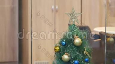 圣诞树上有玩具和一颗金色的星星。 圣诞金球奖